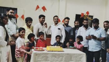 मनसे अध्यक्ष राज ठाकरे यांच्या वाढदिवसानिमित्त देवले शिक्षणग्राम अनाथ आश्रमात केक कापून अन्नदान
