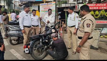 Lonavala News l बुलेट गाडीच्या सायलेन्सर मधून फटाके फोडणाऱ्यांचे लोणावळा पोलिसांनी सायलेन्सरच केले जप्त