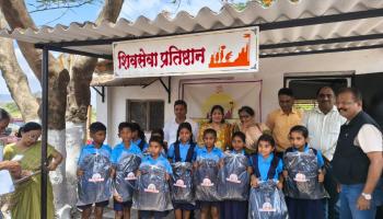 शिवसेवा प्रतिष्ठानतर्फे दुर्गम भागातील विद्यार्थ्यांना १ हजार दप्तरांचे वाटप; वृक्षारोपणासह उपक्रम उत्साहात संपन्न