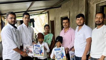 निगडे येथील पूरग्रस्त ठाकर कुटुंबातील मुलांच्या प्राथमिक शिक्षणाची जबाबदारी राष्ट्रवादी विद्यार्थी संघटनेने स्विकारली