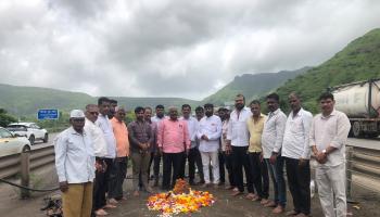 9 ऑगस्ट क्रांतिदिन l पवना बंदिस्त जलवाहिनी आंदोलनातील हुतात्म्यांना शिवसेना मावळ परिवाराच्या वतीने अभिवादन; ‘हुतात्मे अमर रहे’ च्या घोषणांनी दुमदुमला महामार्ग