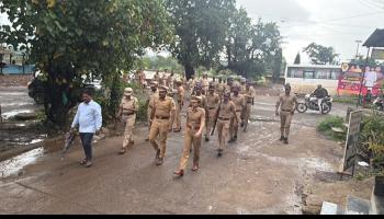 गणेशोत्सवाच्या पार्श्वभूमीवर लोणावळा ग्रामीण पोलिसांचा रूट मार्च; कायदा-सुव्यवस्था राखण्याचा संदेश