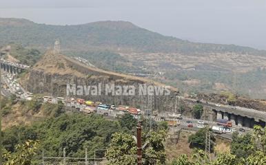 Mumbai Pune Expressway Traffice Jam l मुंबई-पुणे एक्सप्रेस वेवर पर्यटकांचा महापूर; आठ ते दहा किलोमीटरपर्यंत वाहनांच्या रांगा