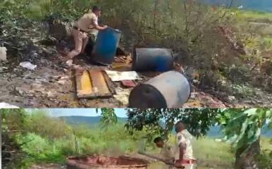 Lonavala News l बोरजमध्ये गावठी हातभट्टीवर लोणावळा ग्रामीण पोलिसांचा छापा; २ हजार लिटर कच्चे रसायन जागीच नष्ट
