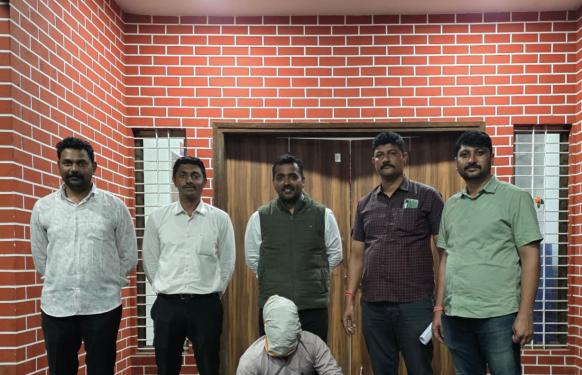 मुंबई-पुणे एक्सप्रेस वेवर वाहन चालकाला लुटणारा रेकॉर्डवरील आरोपी जेरबंद; स्थानिक गुन्हे शाखेची धडक कारवाई