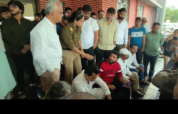 ठोंबरेवाडी लोणावळा येथील बंगल्यातील माळ्यातला घराबाहेर काढण्यासाठी बाऊन्सरचा वापर; नगराध्यक्ष व नगरसेवकांचा सकाळपासून पोलीस ठाण्यात ठिय्या तरी गुन्हा दाखल करण्यास पोलिसांची टाळाटाळ 
