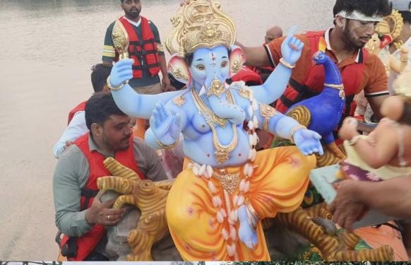 लोणावळा शहर व ग्रामीण परिसरात लाडक्या गणपती बाप्पा व गौराई देवीला भावपूर्ण निरोप 
